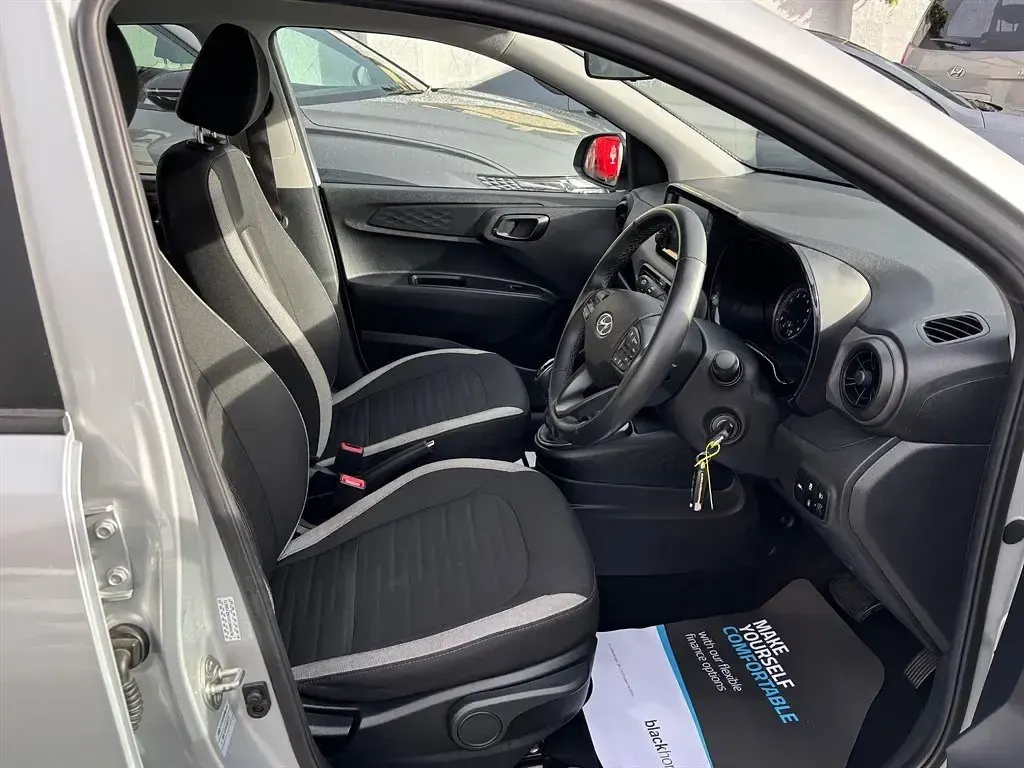 Usado Hyundai i10 SE 67 HP (49 kW) 2022 Prateado Citadino