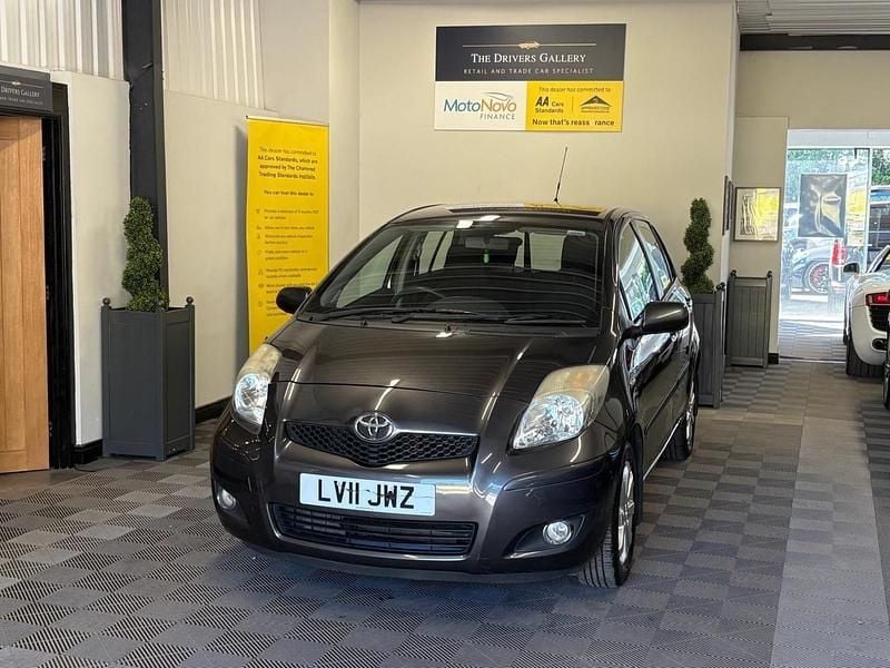 Begagnad Toyota Yaris 2011 Grå Halvkombi