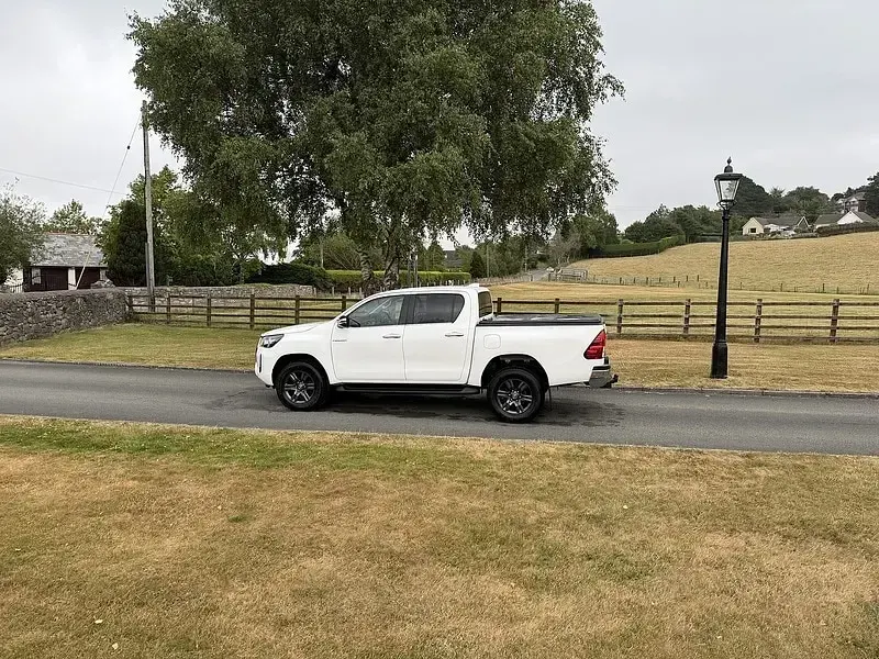 Used Toyota HiLux 150 HP (110 kW) 2023 White Pickup