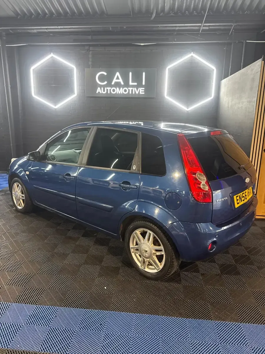 Begagnad Ford Fiesta Ghia 2007 Blå Halvkombi