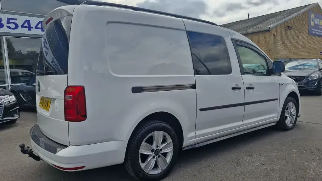 Used VW Caddy Maxi 102 HP (75 kW) 2019 White MPV