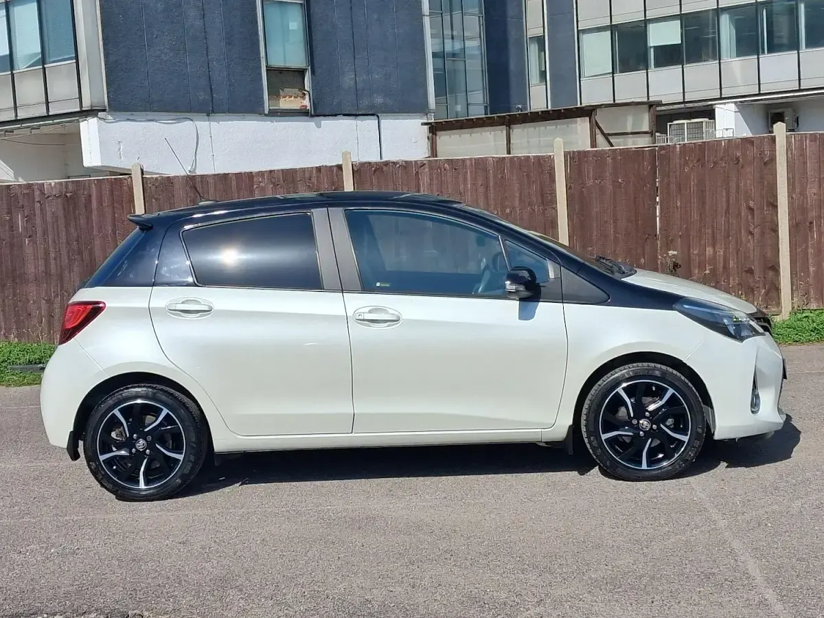Used Toyota Yaris Design 99 HP (72 kW) 2016 White/black Hatchback