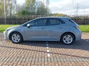 Usado Toyota Corolla 122 CV (89 kW) 2021 Gris Utilitario