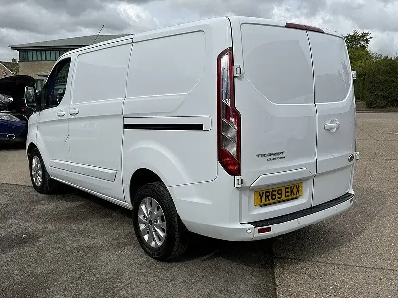 Used Ford Transit Custom Limited 130 HP (95 kW) 2019 White Van
