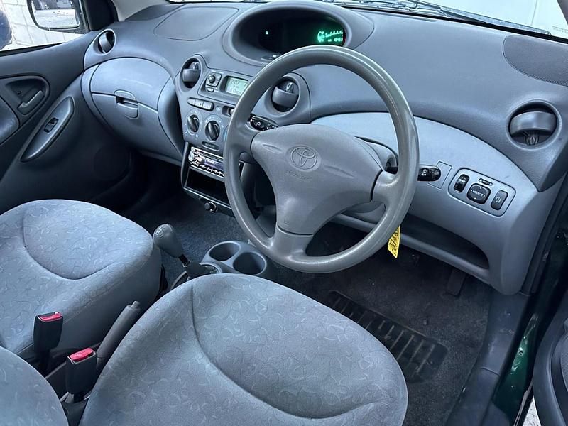 Used Toyota Yaris 2000 Green Hatchback