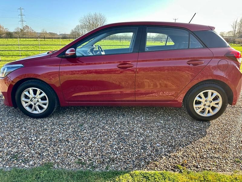 Used Hyundai i20 SE 84 HP (61 kW) 2016 Red Hatchback