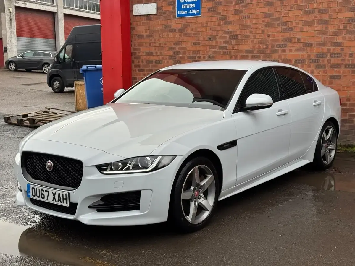 Begagnad Jaguar XE R-Sport 240 HK (176 kW) 2017 Vit Sedan
