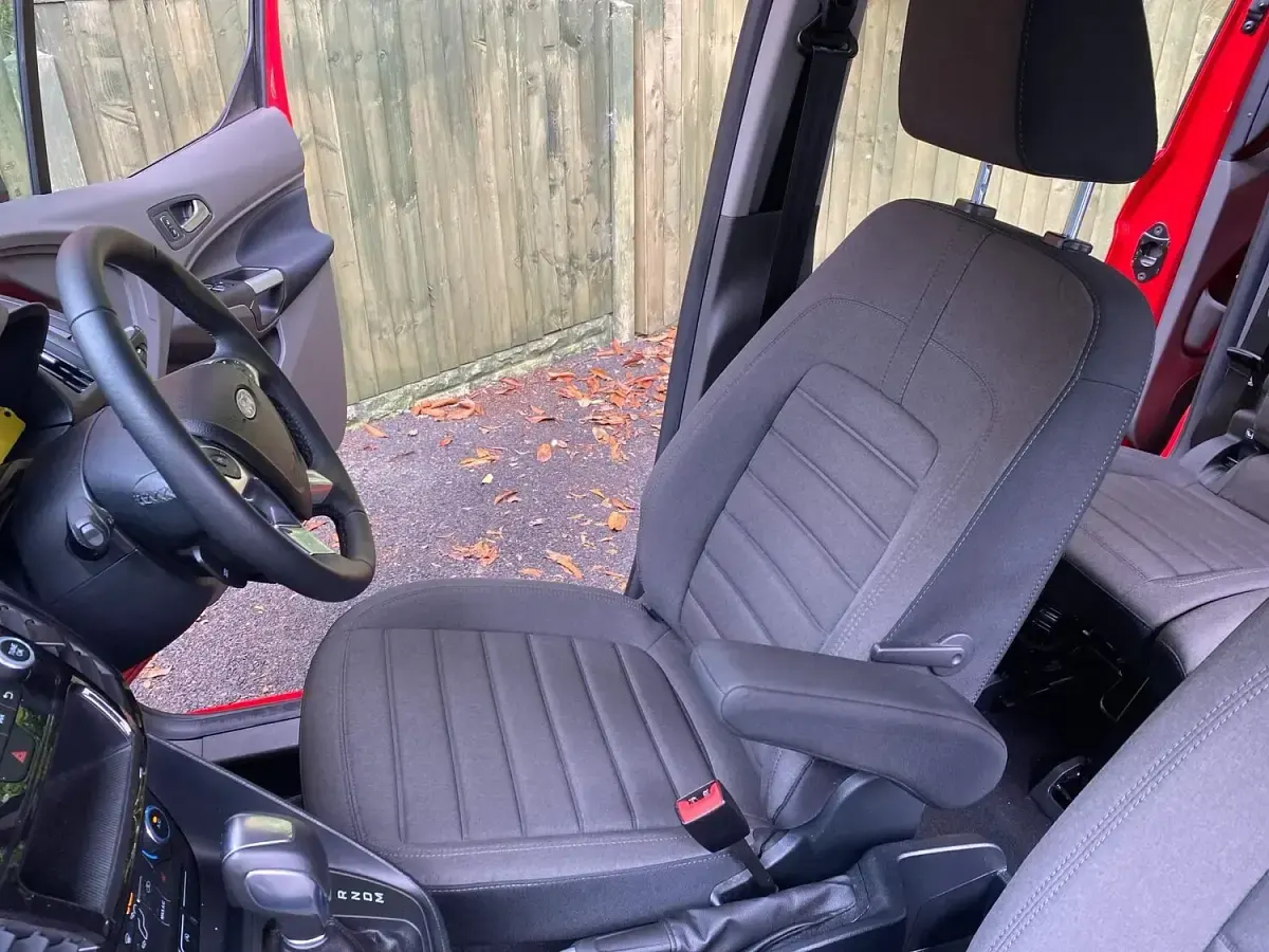 Used Ford Tourneo Titanium 120 HP (88 kW) 2021 Red MPV