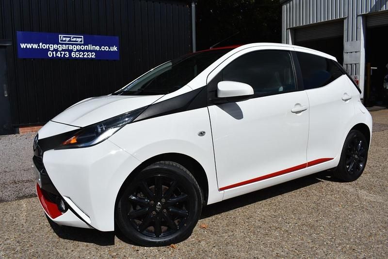 White Used 2017 Toyota Aygo x-press Hatchback | £7,295 (Fair price) - Image 1/4