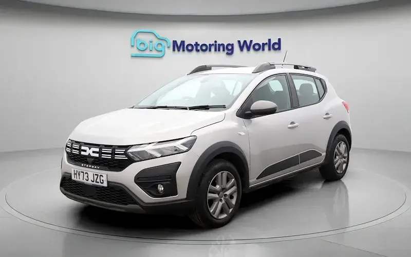 Usado Dacia Sandero Expression 91 CV (66 kW) 2023 Gris Utilitario