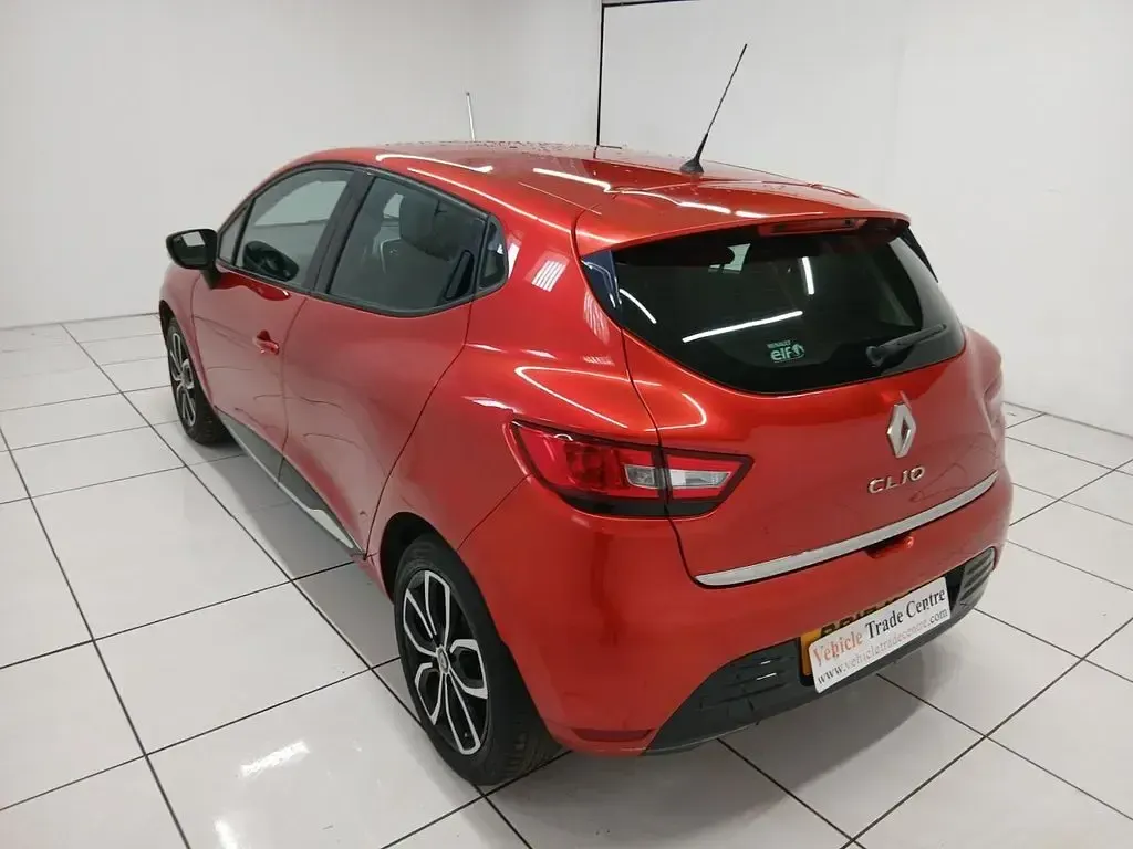 Used Renault Clio Play 75 HP (55 kW) 2018 Red Hatchback