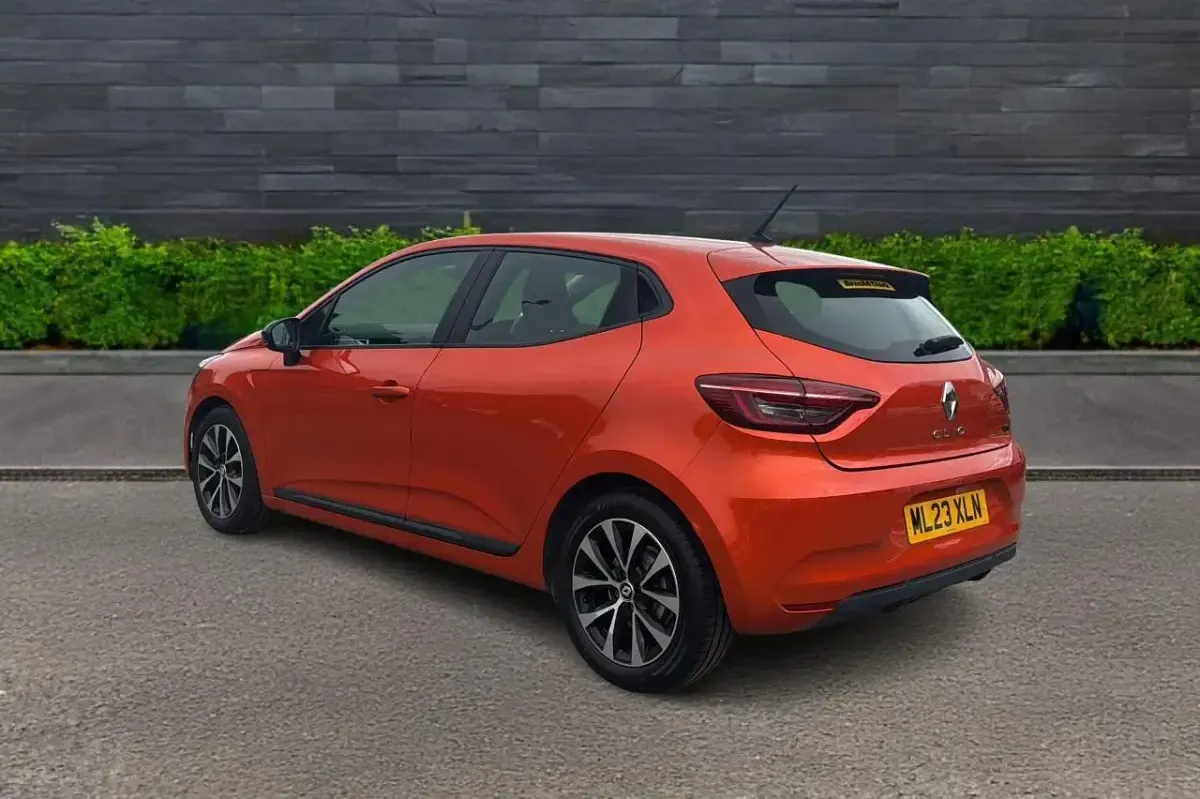 Used Renault Clio Evolution 140 HP (102 kW) 2023 Orange Hatchback