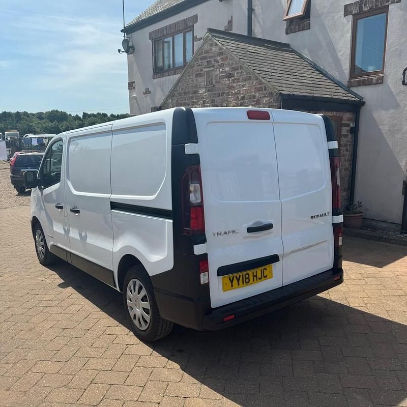 Used Renault Trafic Business 125 HP (91 kW) 2018 White MPV