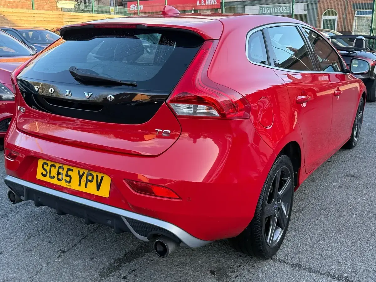 Used Volvo V40 R-Design 122 HP (89 kW) 2016 Red Hatchback