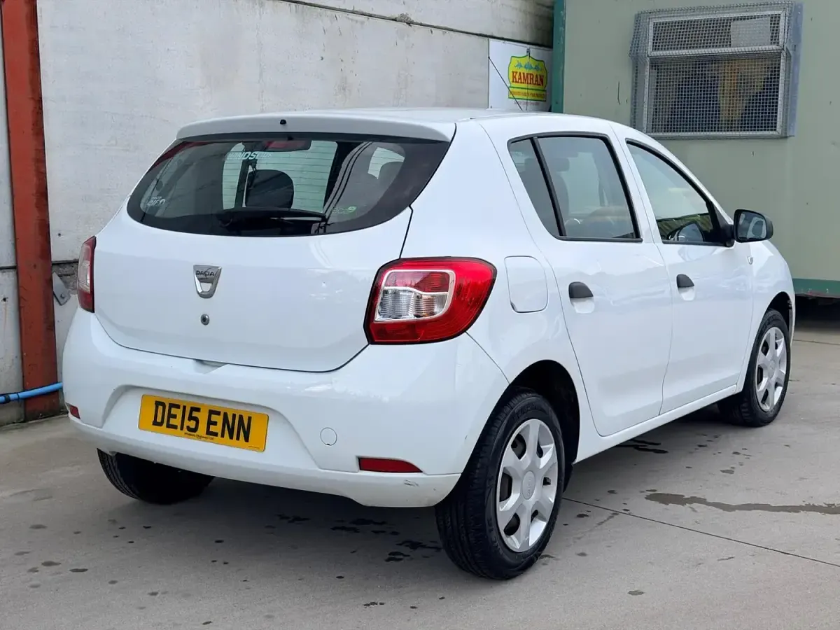 Begagnad Dacia Sandero Ambiance 90 HK (66 kW) 2015 Vit Halvkombi