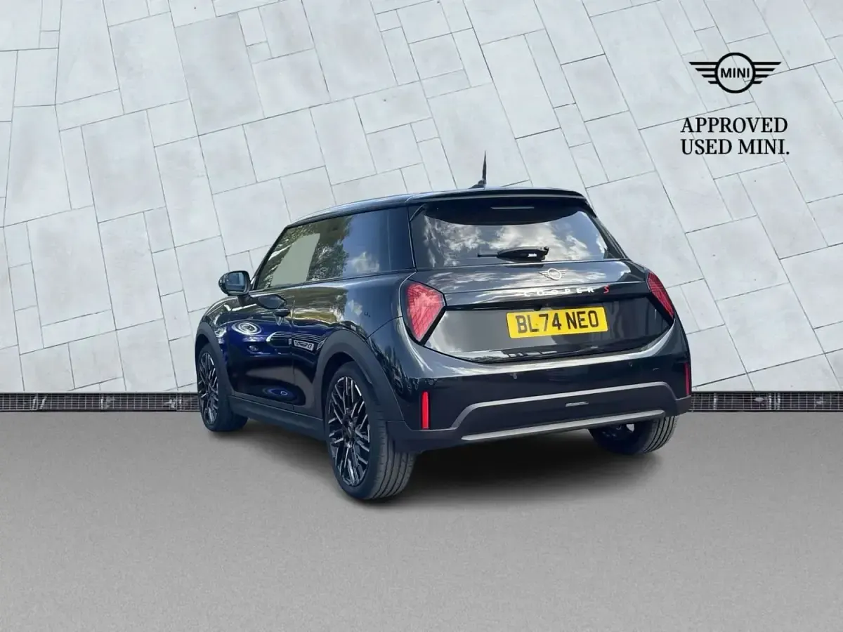 Begagnad Mini Cooper Exclusive 2024 Svart Halvkombi