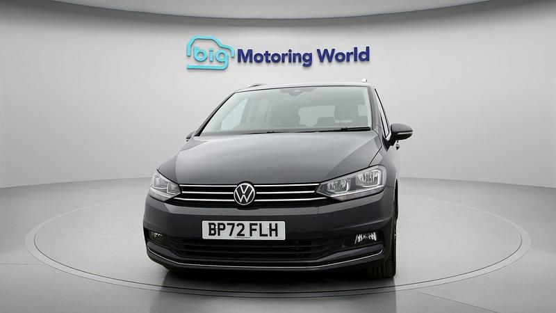 Usado VW Touran SEL 148 HP (108 kW) 2022 Cinzento Monovolume