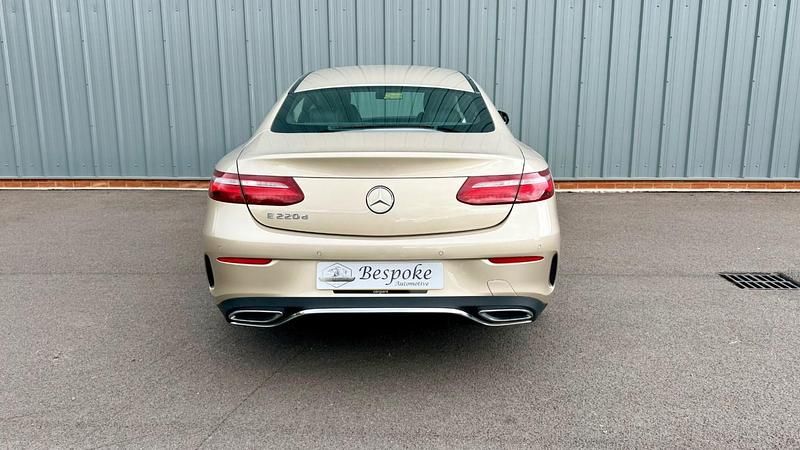 Begagnad Mercedes E220 AMG line 2018 Beige Sportkupé