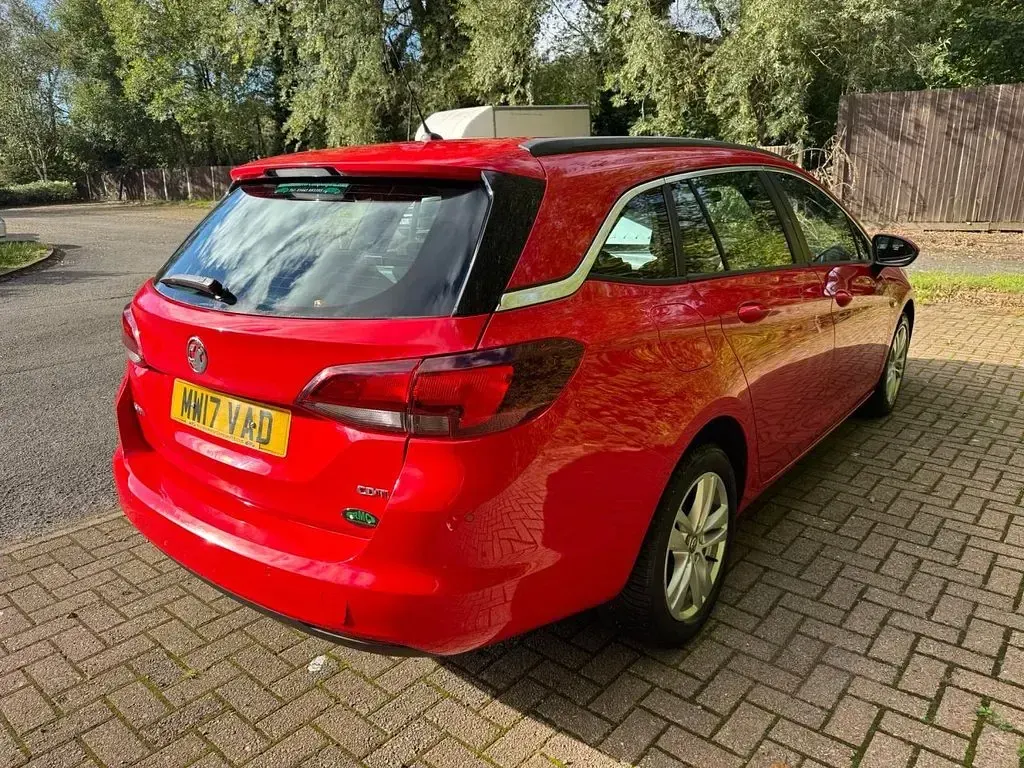 Used Vauxhall Astra Design Edition 110 HP (80 kW) 2017 Red Estate