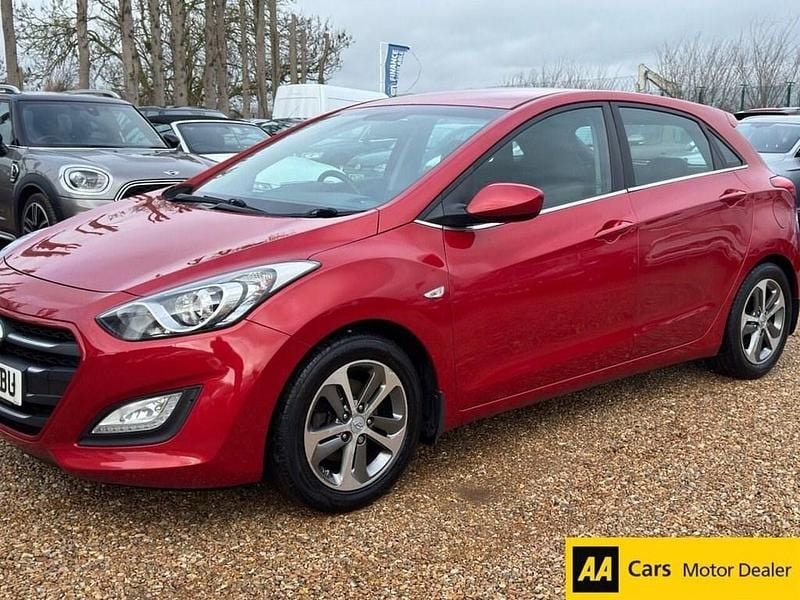 Used Hyundai i30 SE 100 HP (73 kW) 2015 Red Hatchback
