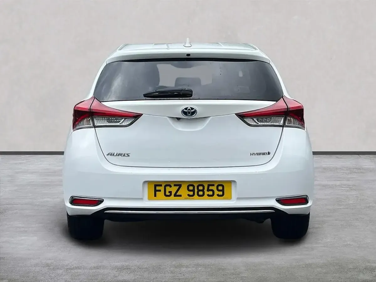 Used Toyota Auris Hybrid Design 2017 White Hatchback