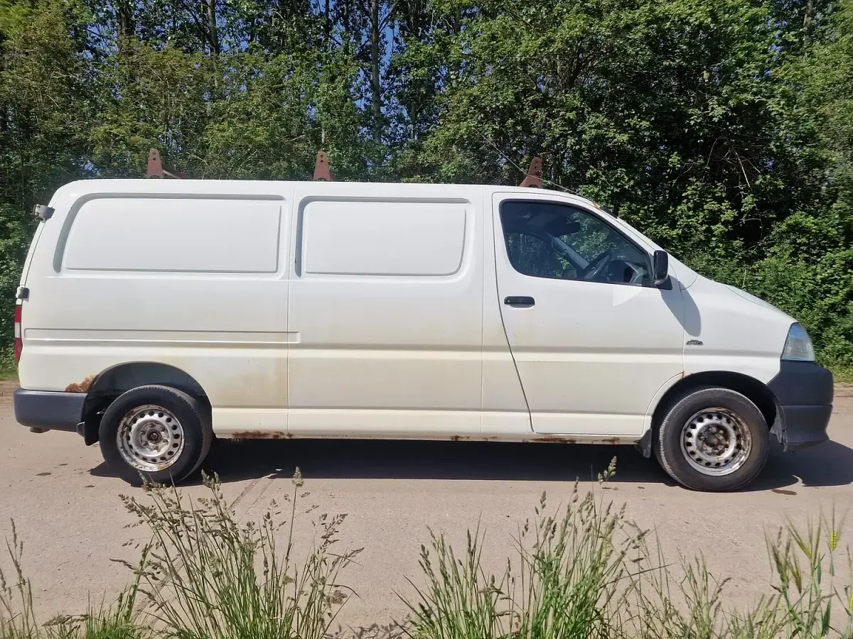 Used Toyota HiAce 95 HP (69 kW) 2007 White Van