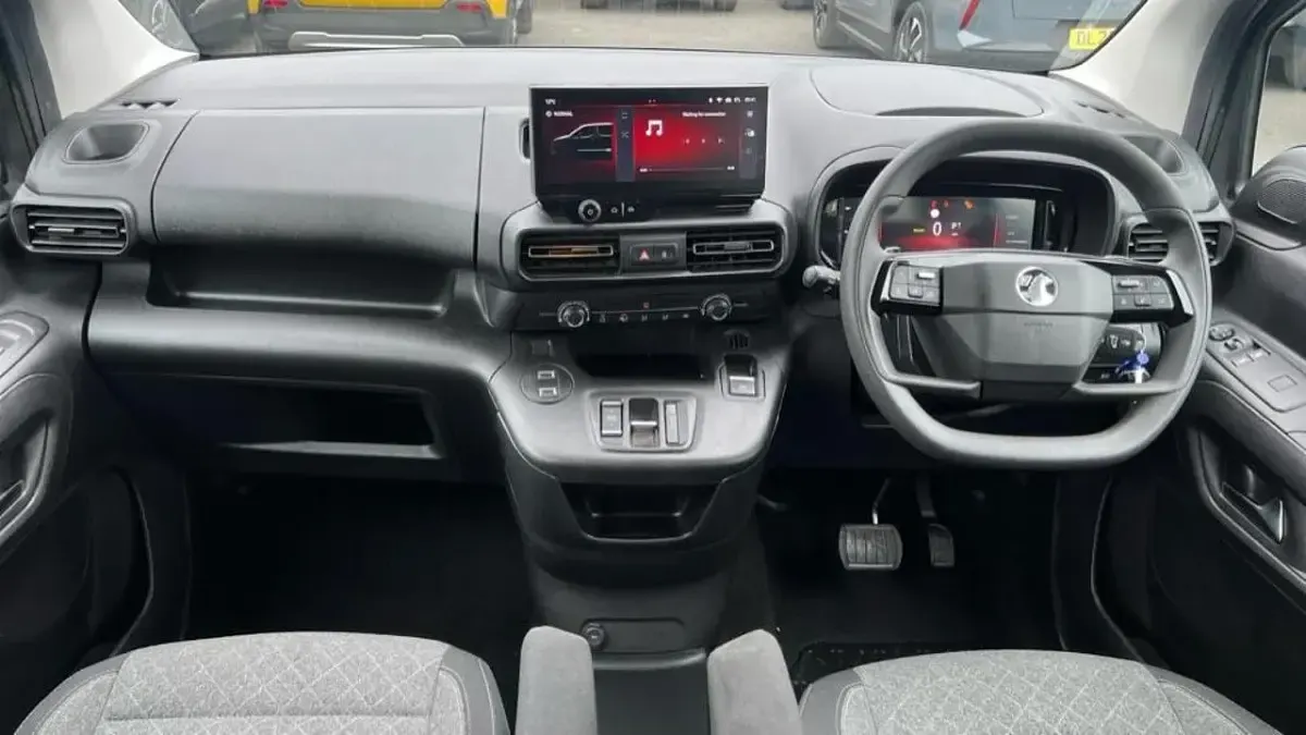 Used Vauxhall Combo Design Edition 98 kW (134 HP) 2025 Green MPV
