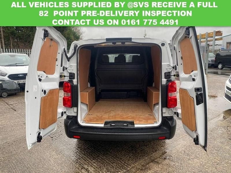 Used Vauxhall Vivaro 120 HP (88 kW) 2022 White MPV