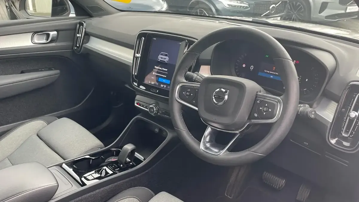 Used Volvo XC40 Plus 161 HP (118 kW) 2023 Gold SUV