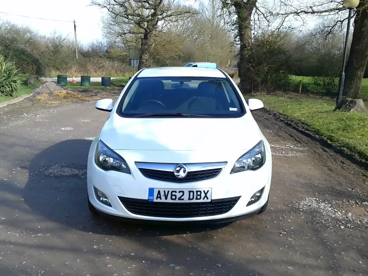Second-hand Vauxhall Astra SRi 2012 Alb Hatchback