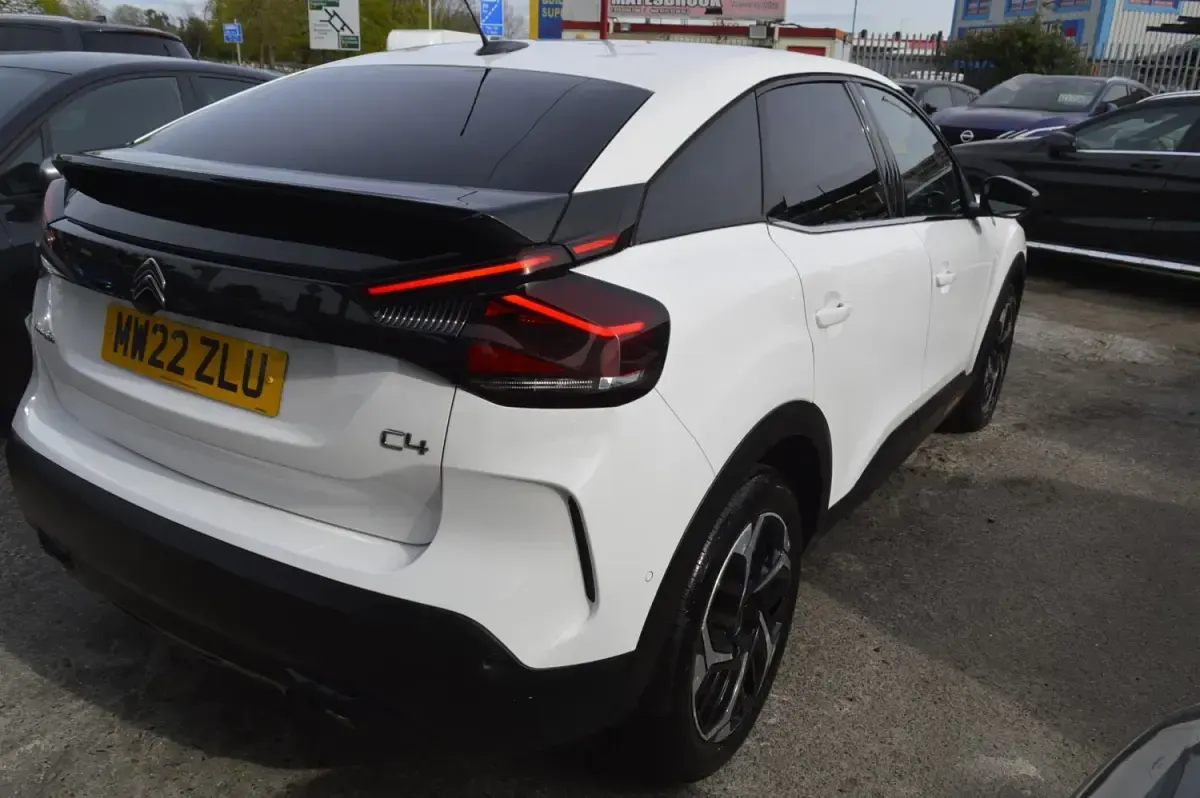 Używany Citroën C4 PureTech 155 KM (114 kW) 2022 Biały Hatchback