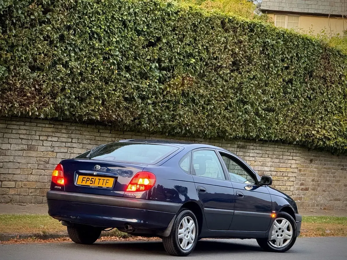 Used Toyota Avensis 110 HP (80 kW) 2001 Blue Hatchback
