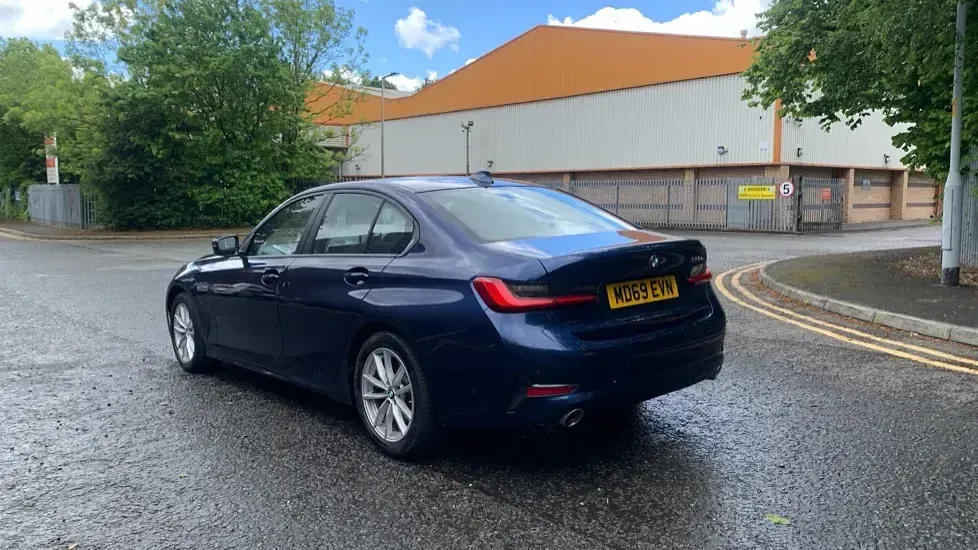 Begagnad BMW 330e Sport Line 288 HK (211 kW) 2020 Blå