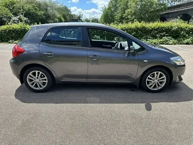 Used Toyota Auris 100 HP (73 kW) 2009 Grey Hatchback