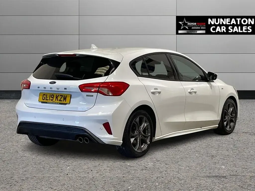 Used Ford Focus ST-Line 125 HP (91 kW) 2019 White Hatchback