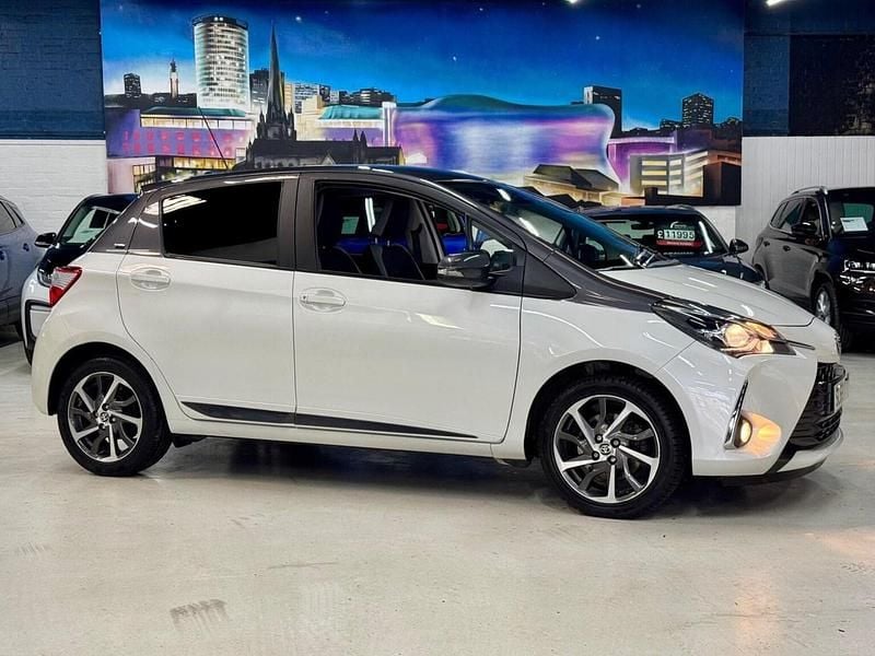 Used Toyota Yaris 107 HP (78 kW) 2019 White Hatchback