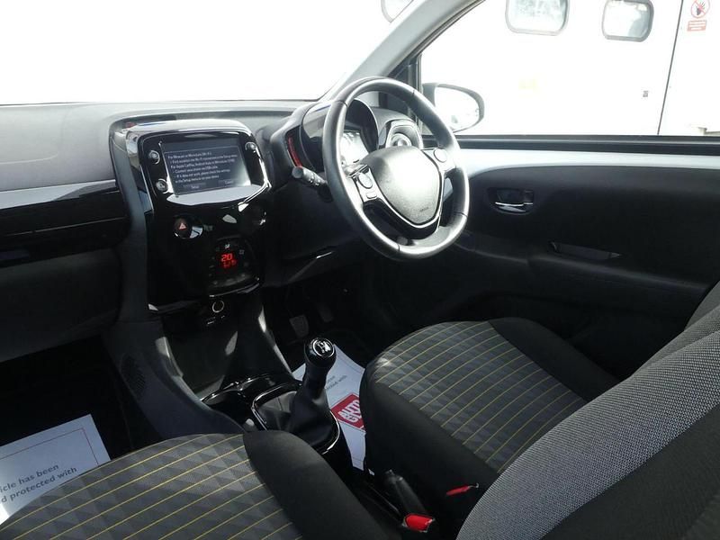 Used Peugeot 108 Collection 71 HP (52 kW) 2021 White Hatchback