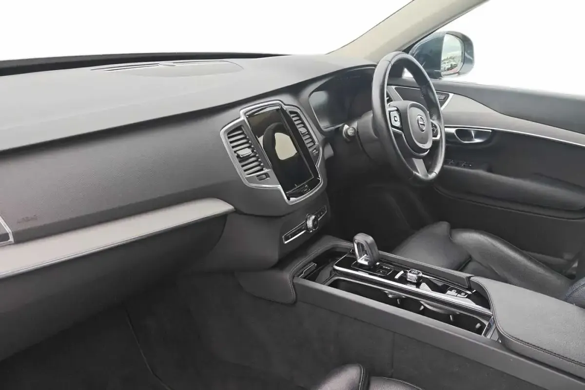 Used Volvo XC90 Momentum 235 HP (172 kW) 2022 Grey SUV
