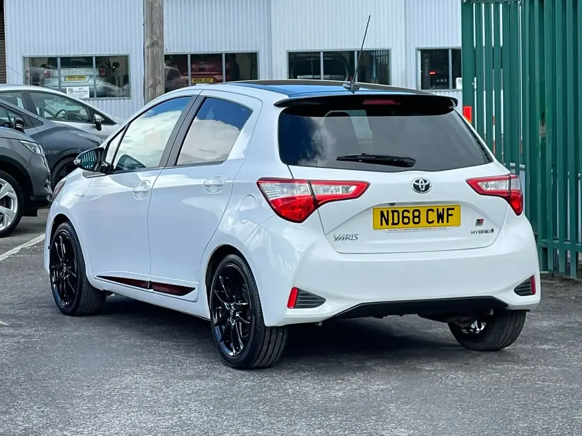 Used Toyota Yaris Hybrid Sport 100 HP (73 kW) 2019 White Hatchback