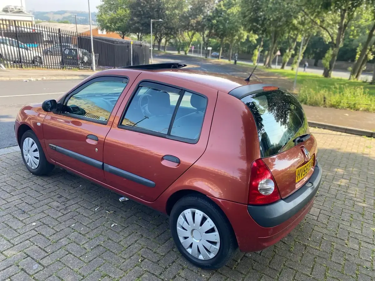 Used Renault Clio Expression 98 HP (72 kW) 2005 Red Hatchback
