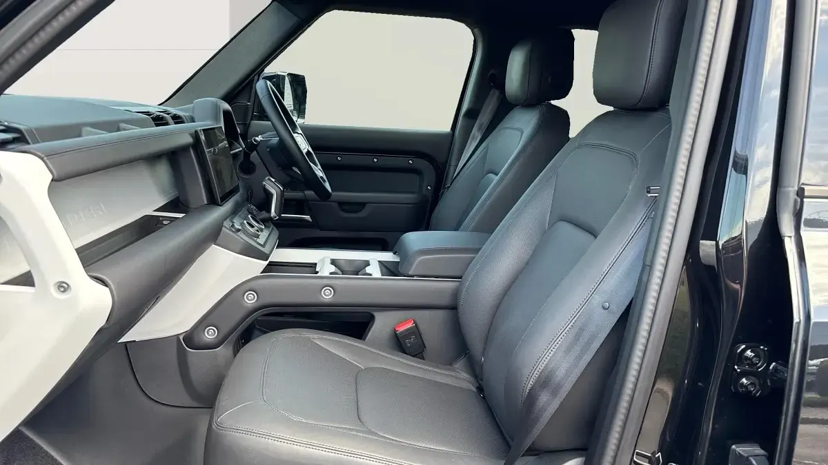 Used Land Rover Defender HSE Dynamic 249 HP (183 kW) 2025 Santorini black SUV