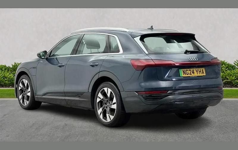 Usado Audi Q8 e-tron Sport 250 kW (340 HP) 2024 Azul SUV