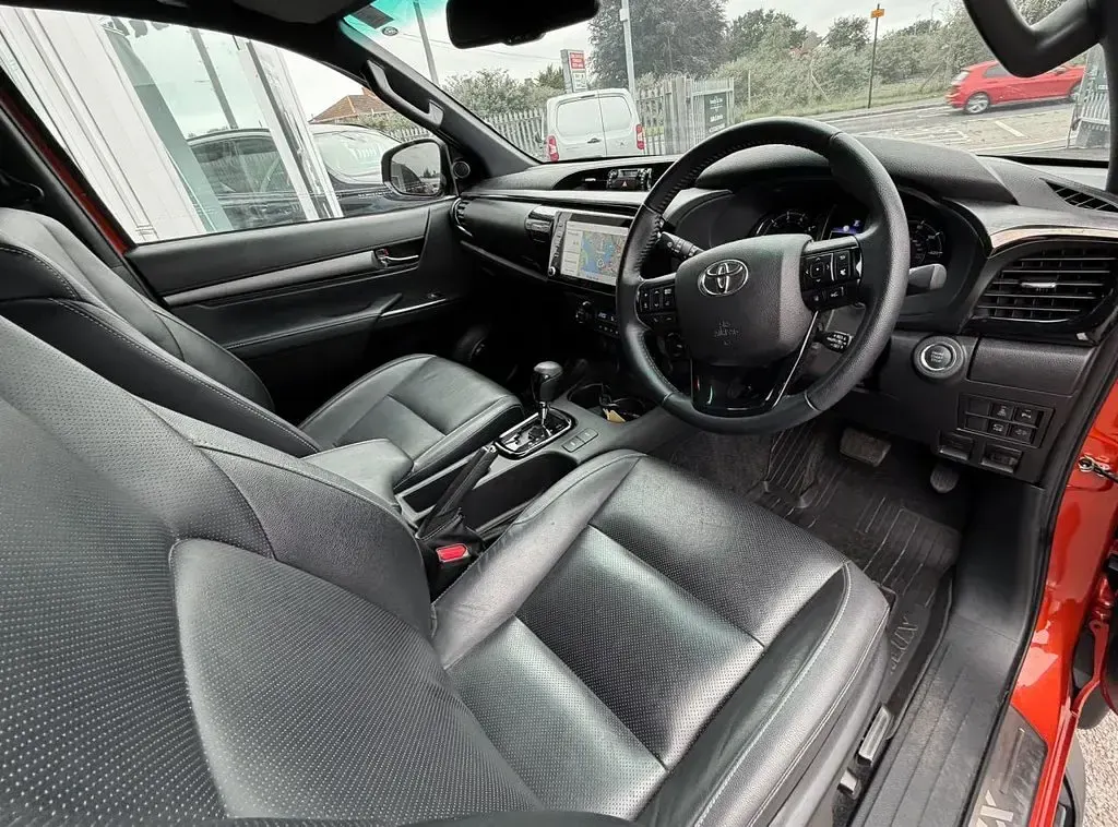 Used Toyota HiLux 204 HP (150 kW) 2024 Orange Pickup