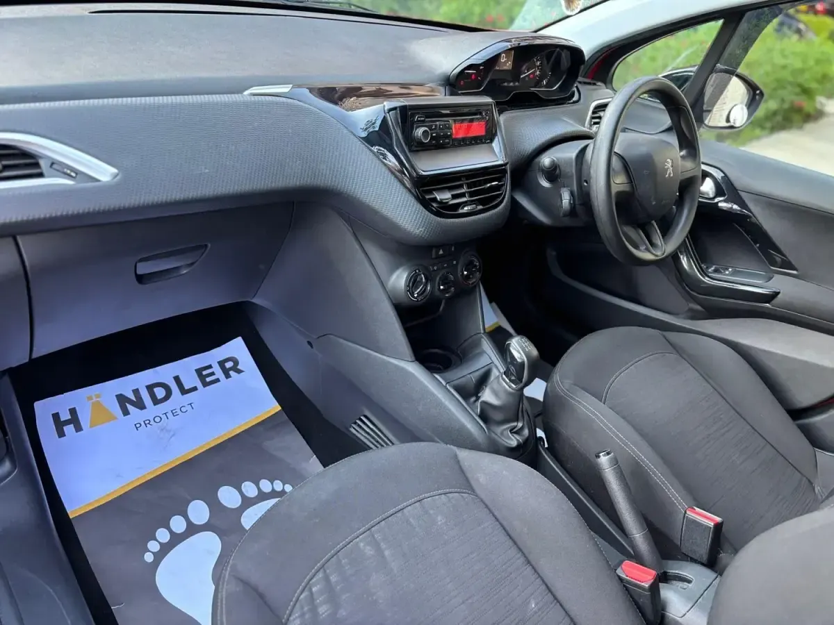 Używany Peugeot 208 Access 68 KM (50 kW) 2015 Czerwony Hatchback