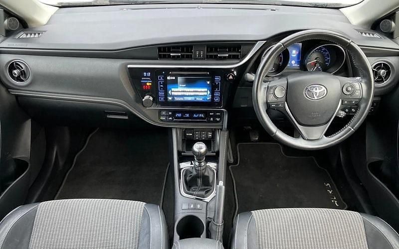 Used Toyota Auris 112 HP (82 kW) 2017 Blue Hatchback