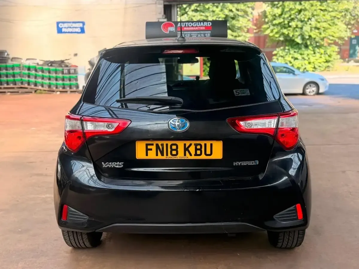 Used Toyota Yaris Design 100 HP (73 kW) 2018 Black Hatchback