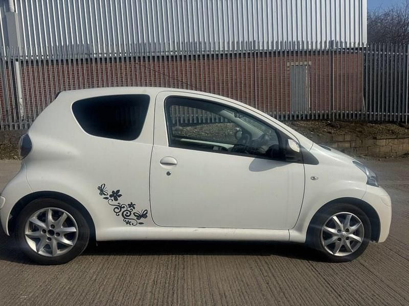 Used Toyota Aygo 68 HP (50 kW) 2014 White Hatchback