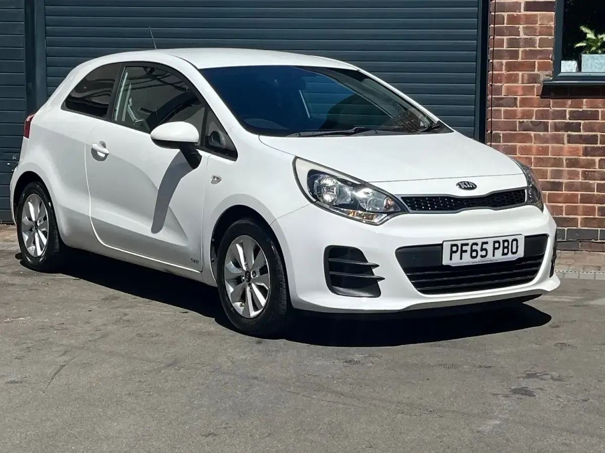 Used Kia Rio 2015 White Hatchback