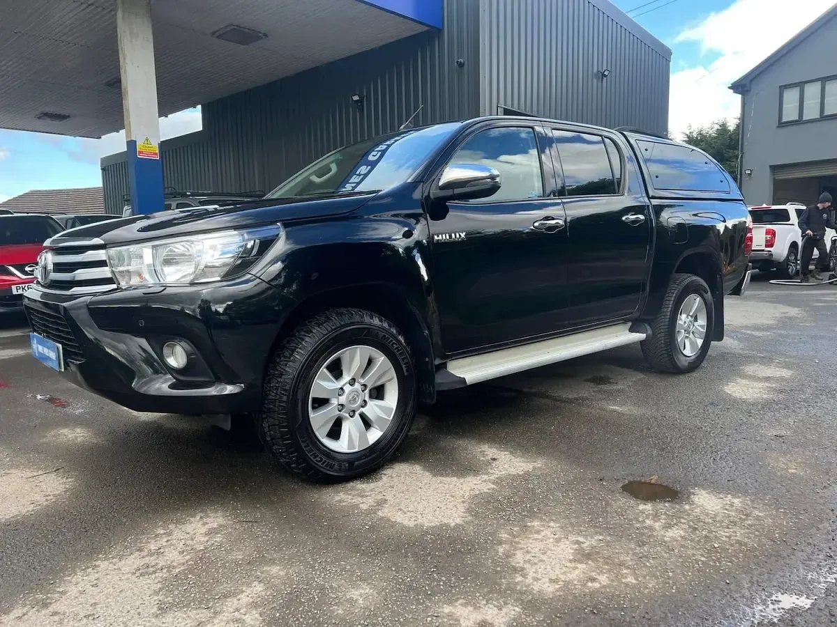 Used Toyota HiLux 150 HP (110 kW) 2019 Black Pickup