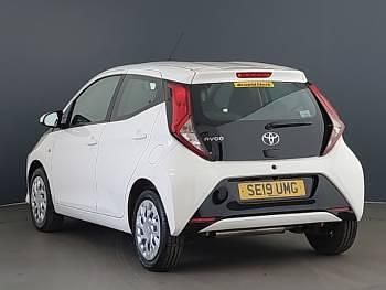 Used Toyota Aygo X-play 72 HP (52 kW) 2019 White Hatchback